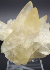 Minerales fluorescentes: cuando las piedras brillan en la oscuridad calcite 54