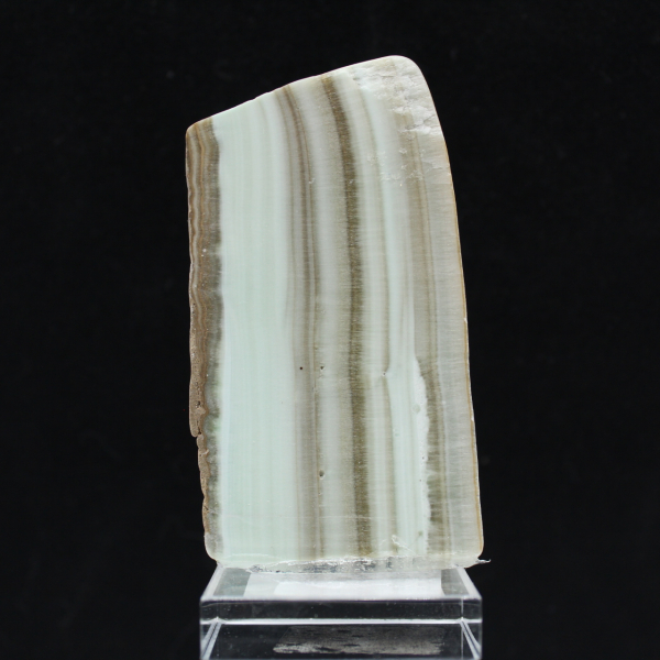 Rebanada pulida de aragonita verde mineral bruto de calidad