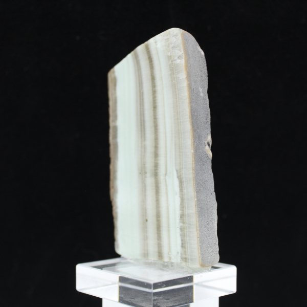 Rebanada pulida de aragonita verde mineral bruto de calidad