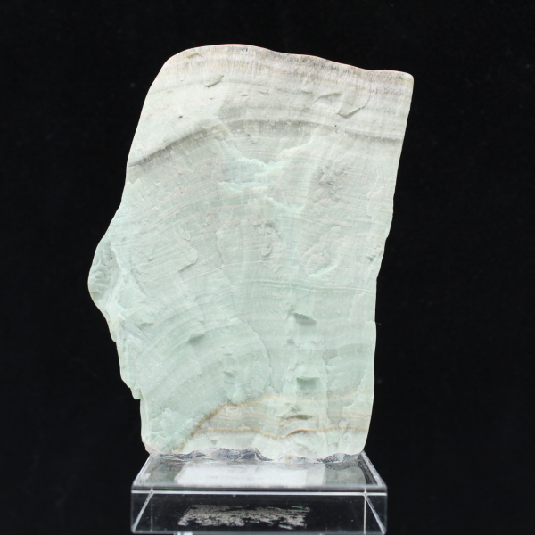 Rebanada pulida de aragonita verde mineral bruto de calidad