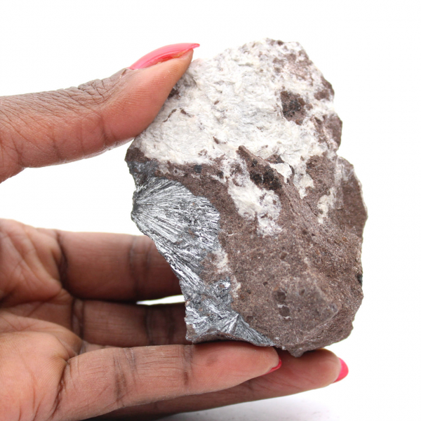 Cristales de pirolusita en matriz, roca natural.