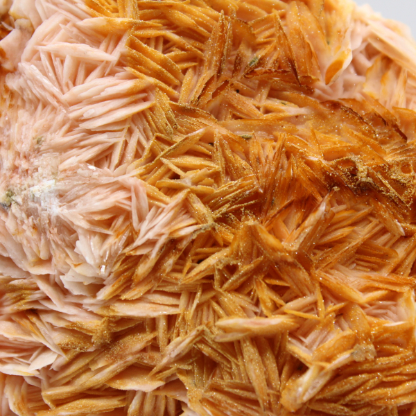 Barita naranja de Marruecos con marcada cristalización.