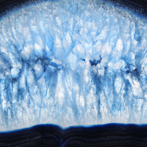 Rebanada alargada de ágata azul de origen brasileño