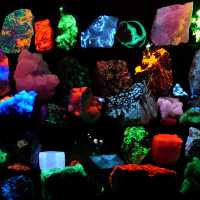 Minerales fluorescentes: cuando las piedras brillan en la oscuridad