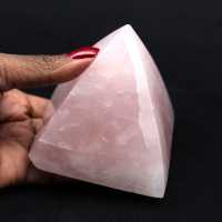 Pirámide de cuarzo rosa