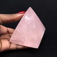 Pirámide de cuarzo rosa
