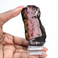 Piedra de rodonita natural mineral bruto y único