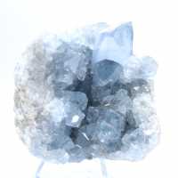 Ejemplar de celestita azul con cristales brillantes.