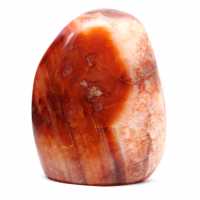 Pequeño adorno de cornalina pulida de Madagascar: piedra natural para decoración y colección.