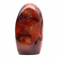 Pequeño ejemplar de cornalina pulida: auténtico mineral de Madagascar para coleccionismo y decoración.