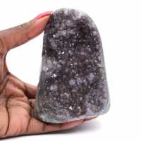 Amatista natural: geoda brasileña con cristales intensos