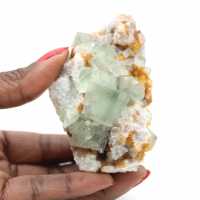 Fluorita verde en bruto: Pequeño cristal sobre su matriz, Marruecos Fluorita verde en bruto: Pequeño cristal sobre su matriz, Marruecos