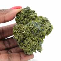 Epidota marroquí sobre matriz transparente