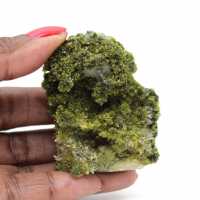 La epidota de Imilchil cristalizó sobre la roca huésped.