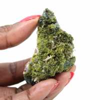 Epidota verde de Marruecos sobre matriz fina