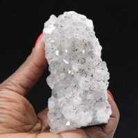 Ejemplar de cuarzo en bruto con inclusiones de goethita: estética y ciencia