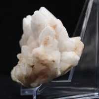 Cuarzo flor marroquí natural con cristales visibles.