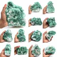 Fluorita verde cruda en cristales en matriz
