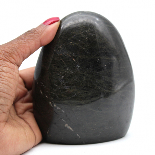 Piedra de turmalina negra natural