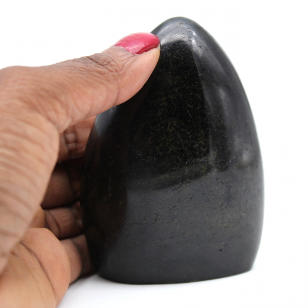 Piedra de turmalina negra pulida