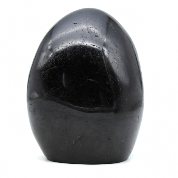Piedra pulida con turmalina negra