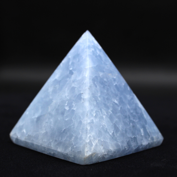 Pirámide de calcita azul