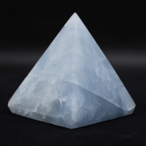 Pirámide de calcita azul