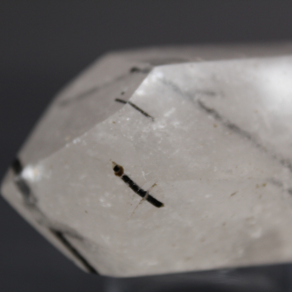 Cristal bitterminado con inclusión de cristales de turmalina