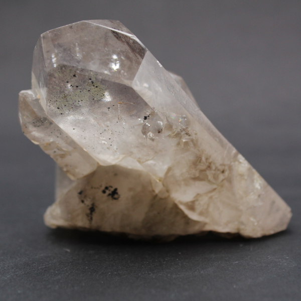 Prisma de cristal de roca ligeramente ahumado