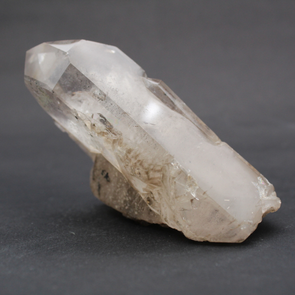 Prisma de cristal de roca ligeramente ahumado