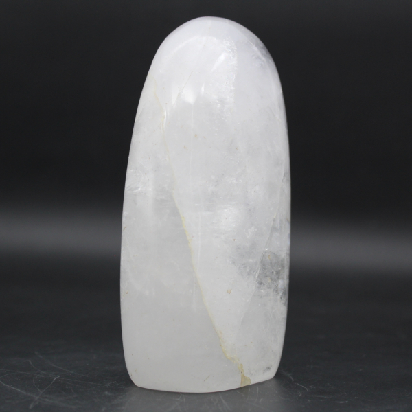 Piedra decorativa en cristal de roca pulido.