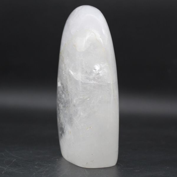 Piedra decorativa en cristal de roca pulido.