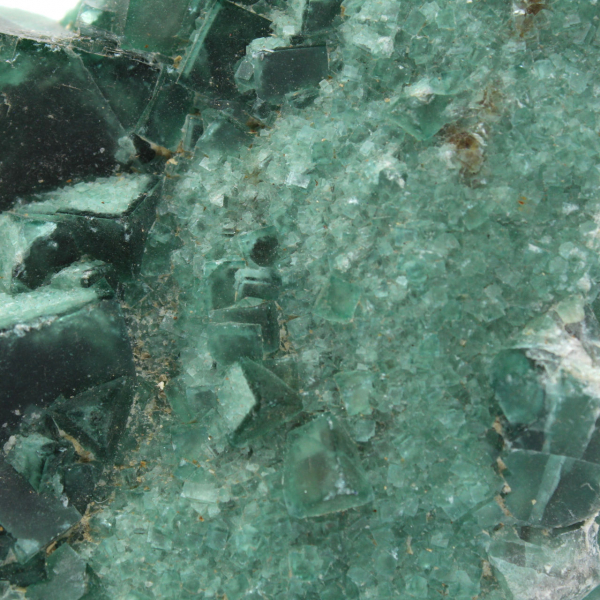 Cristales de fluorita verde natural crudo
