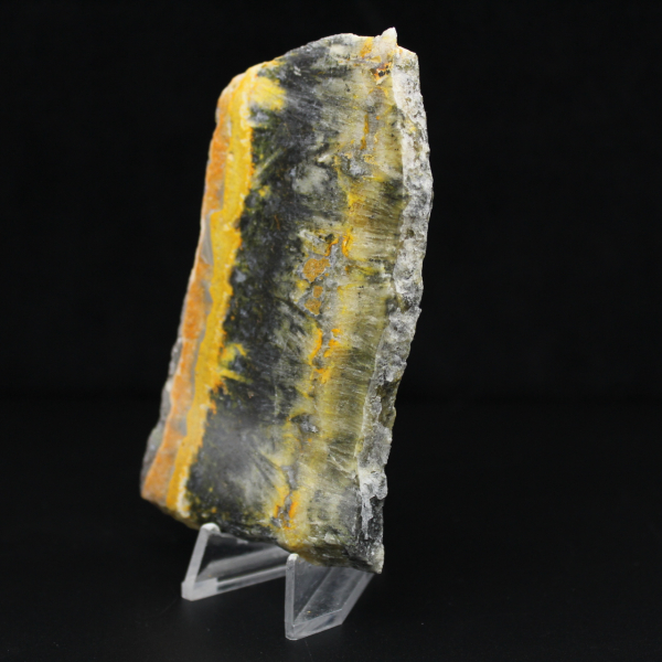 Ejemplar compacto pulido de jaspe abejorro