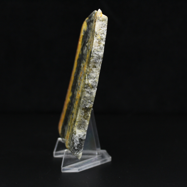 Ejemplar compacto pulido de jaspe abejorro