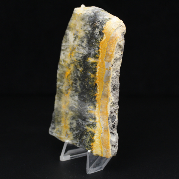 Ejemplar compacto pulido de jaspe abejorro