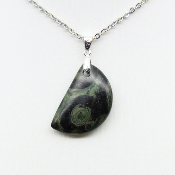 Colgante de jaspe kambamba en forma de luna
