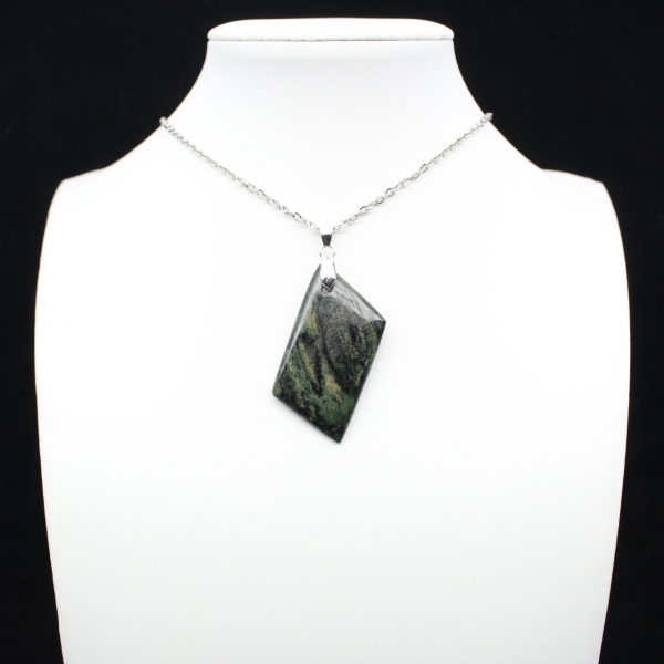 Colgante de jaspe Kambamba en forma de diamante