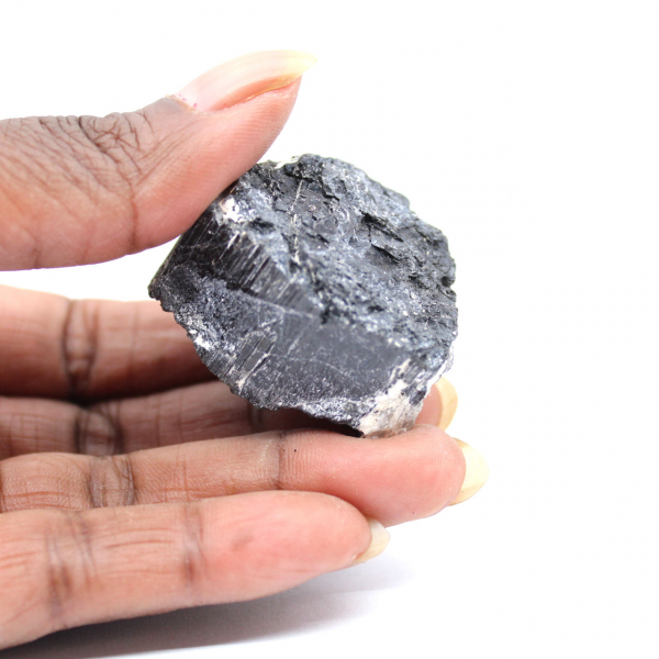 Cristal de turmalina negra en bruto