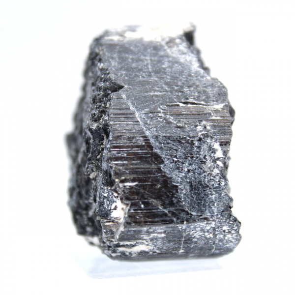Cristal de turmalina negra en bruto