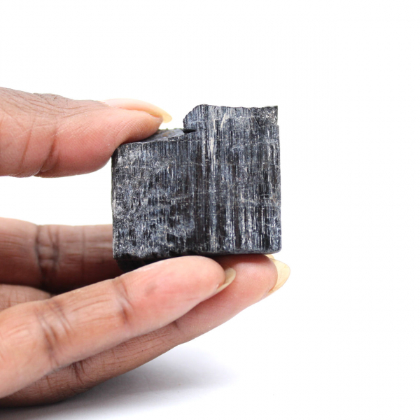 Cristal de turmalina negra en bruto