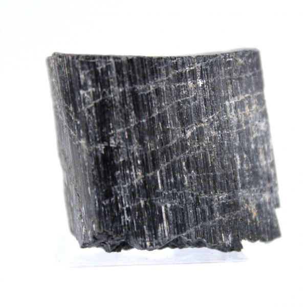Cristal de turmalina negra en bruto