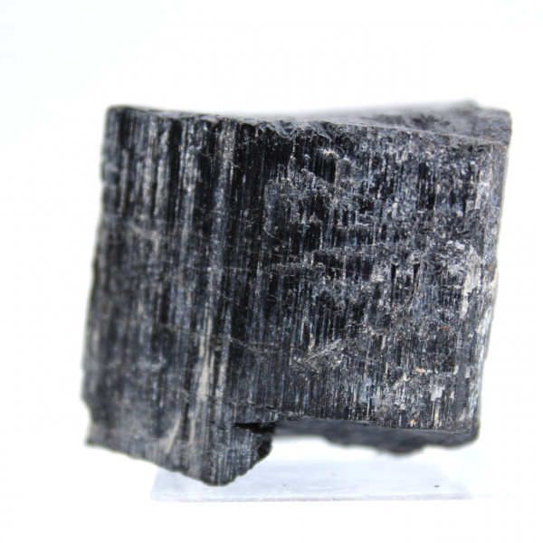 Cristal de turmalina negra en bruto
