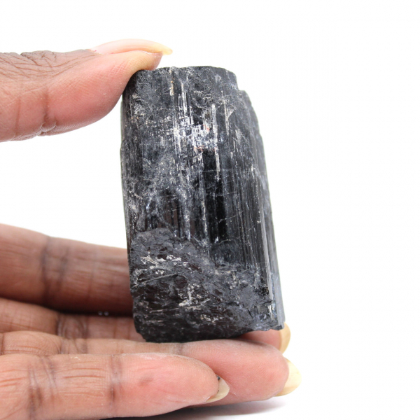 Cristal de turmalina negra en bruto