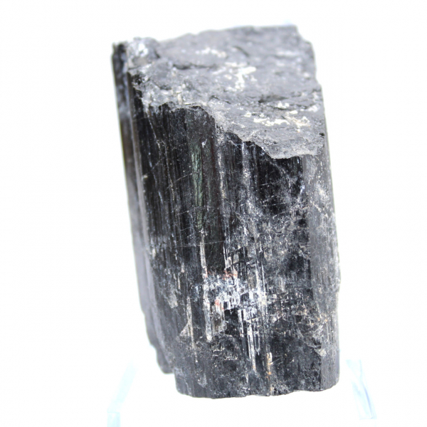 Cristal de turmalina negra en bruto