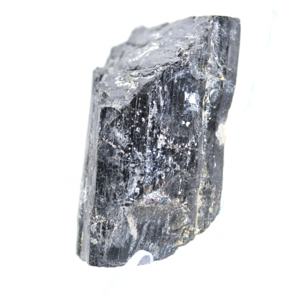Cristal de turmalina negra en bruto