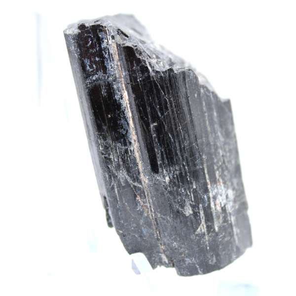 Cristal de turmalina negra en bruto