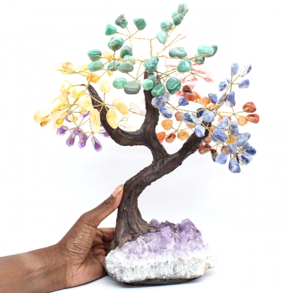 Árbol mineral con base de amatista y hojas de diversos minerales.