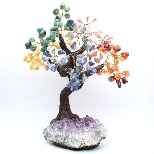 Árbol mineral con base de amatista y hojas de diversos minerales.