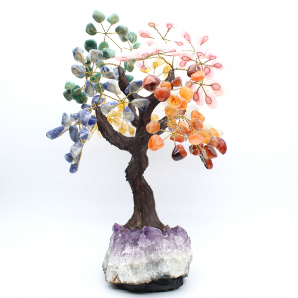 Árbol mineral con base de amatista y hojas de diversos minerales.